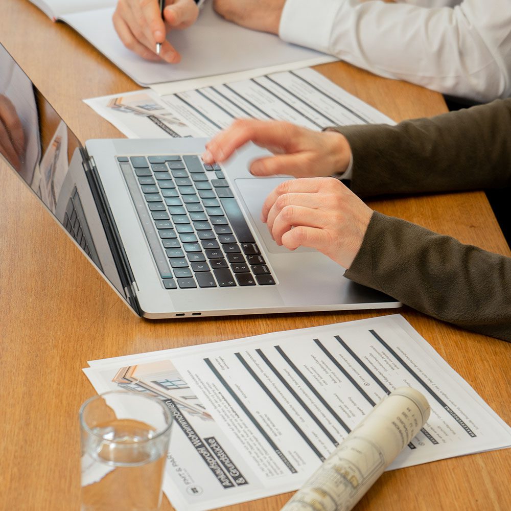 Abbildung Arbeitssituation mit Laptop